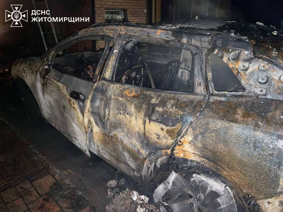У Звягелі загорівся електрокар, який стояв на зарядці в гаражі