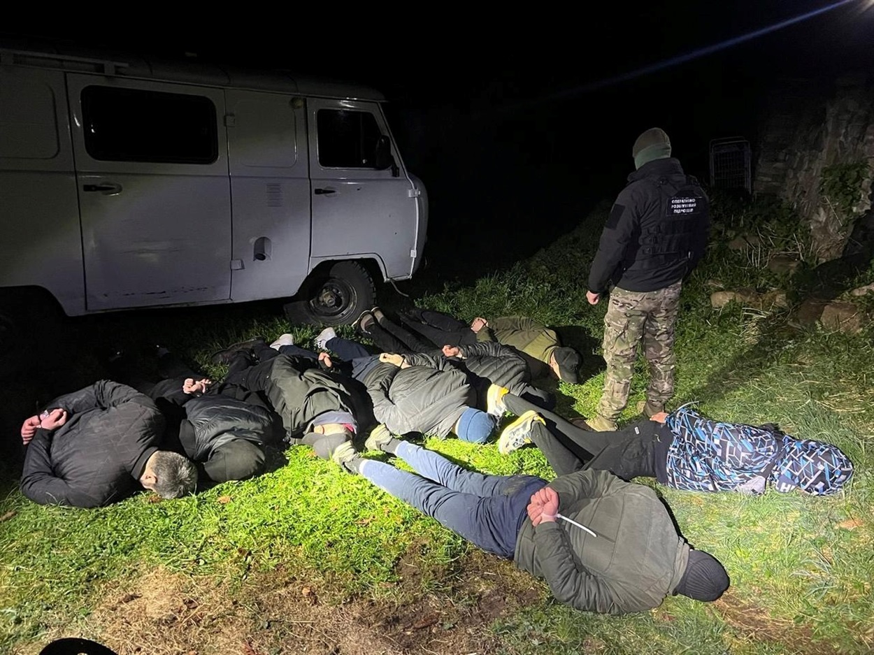 Чоловіки з Житомирщини намагалися на "буханці" проїхати у Румунію за 9 тисяч євро 
