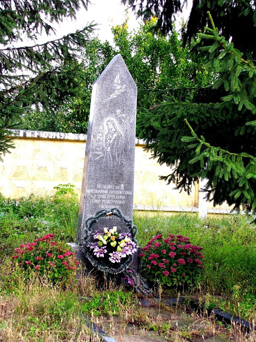 Пам’ятник на братській могилі на подвір’ї колишньої КЕЧ