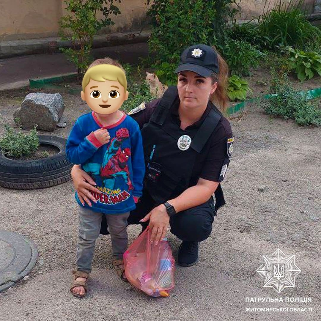 Патрульні повернули додому трирічного хлопчика