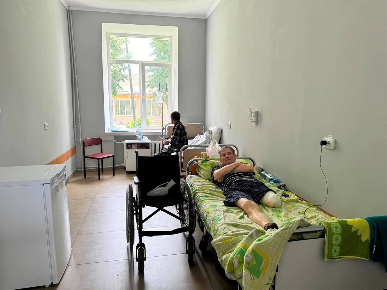 Пан Григорій у своїй палаті. У лікарні чоловік вже три місяці. Каже, що задоволений всім: і медичною допомогою і харчуванням