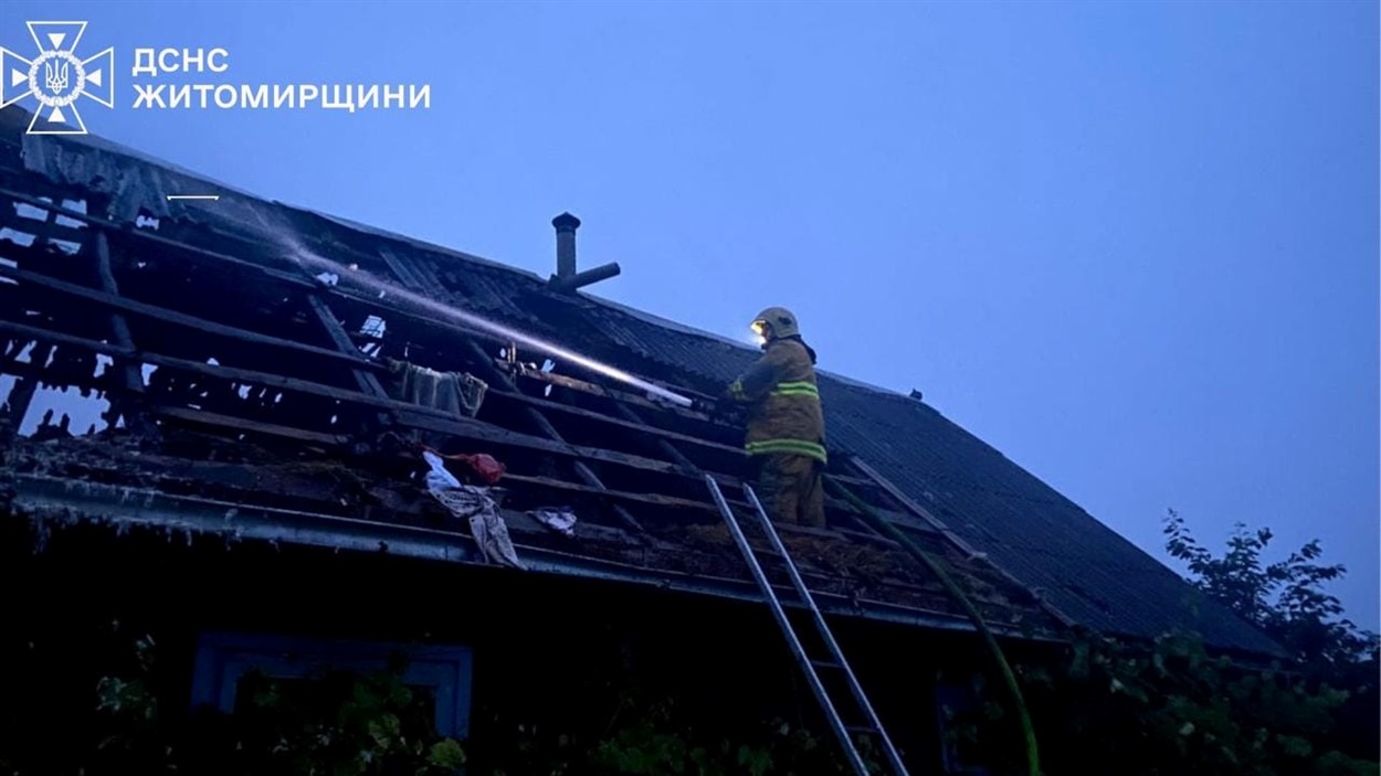 На Житомирщині уламки збитого БПЛА спричинили пожежу: постраждала жінка