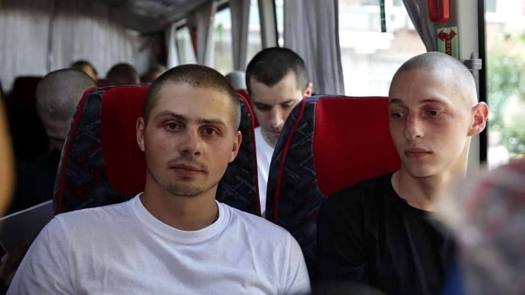 Андрій Трохимчук (зліва), якого повернули з російського полону