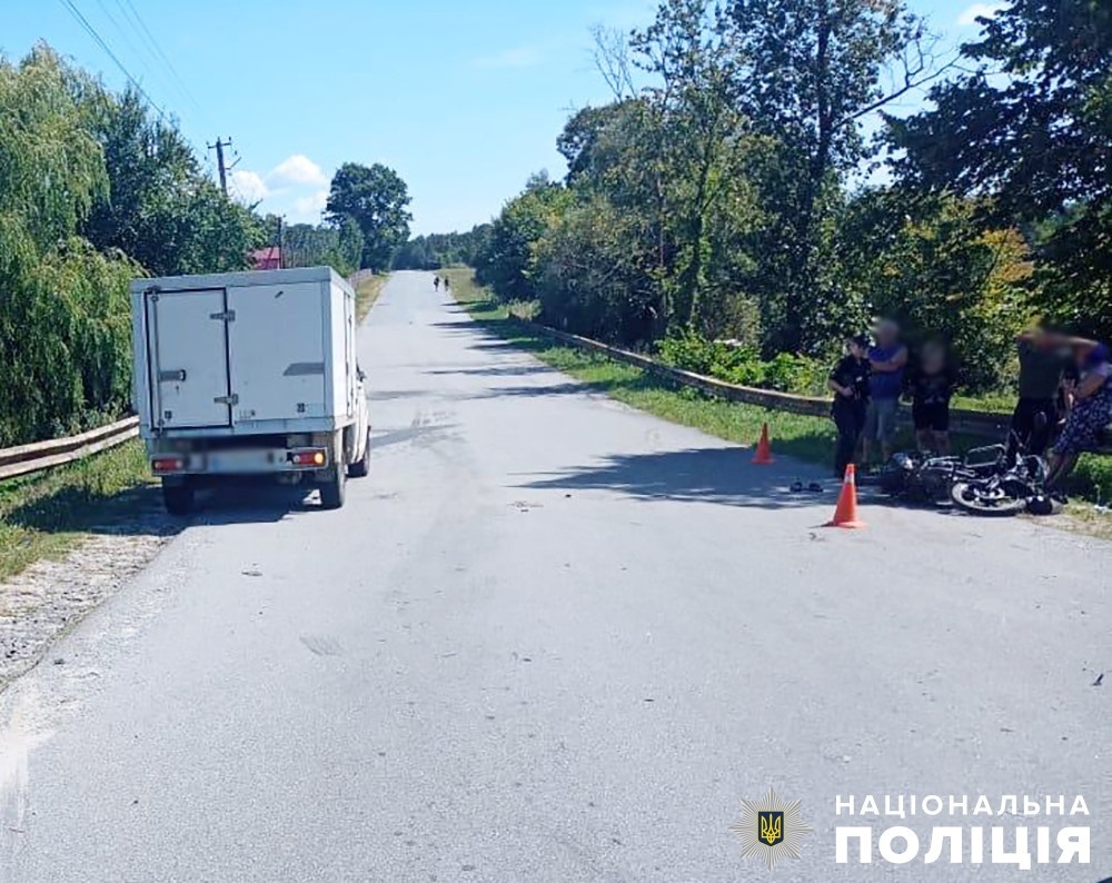 В результаті зіткнення мотоцикла з автофургоном на Звягельщині дві людини отримали травми 