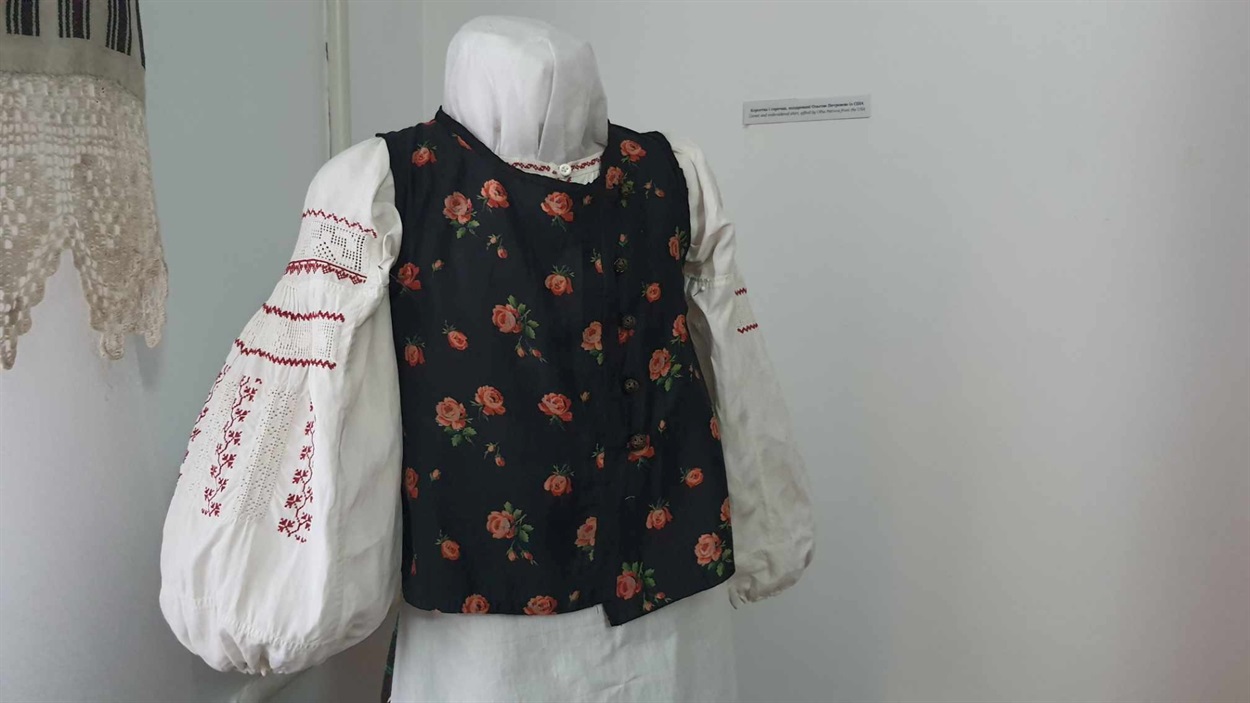 Керсетка та сорочка, яку пошила і вишила для онуки Ізидора Косач-Борисова (сестра Лесі Українки)