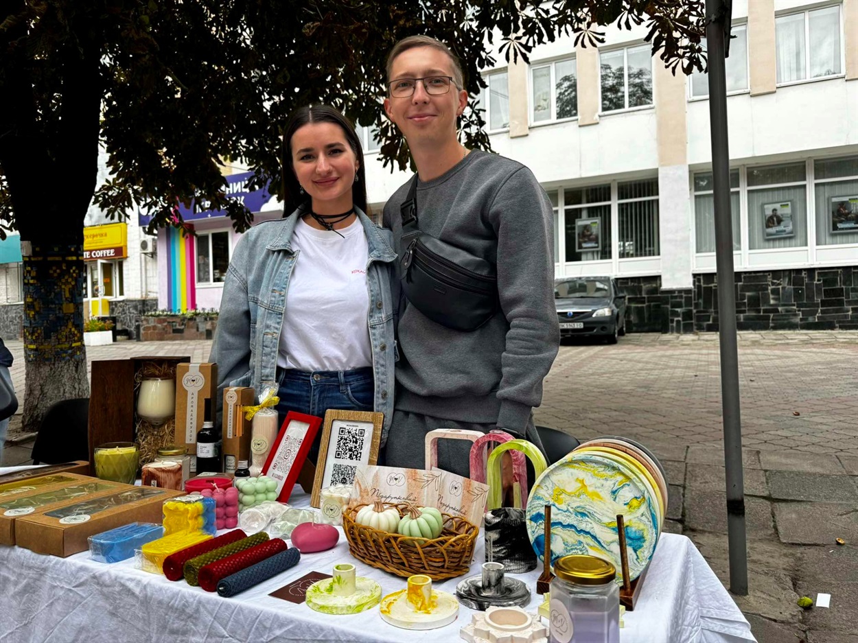Вікторія та Максим на осінньому ярмарку у Звягелі