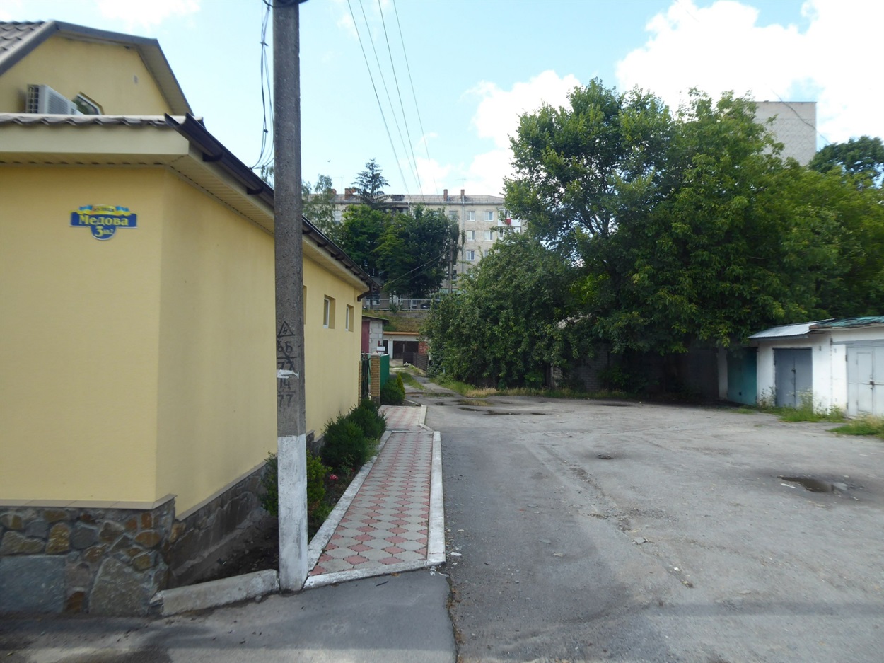 Провулок між вулицями Жовтневою (Варшавською)  і Радянською (Героїв Майдану)