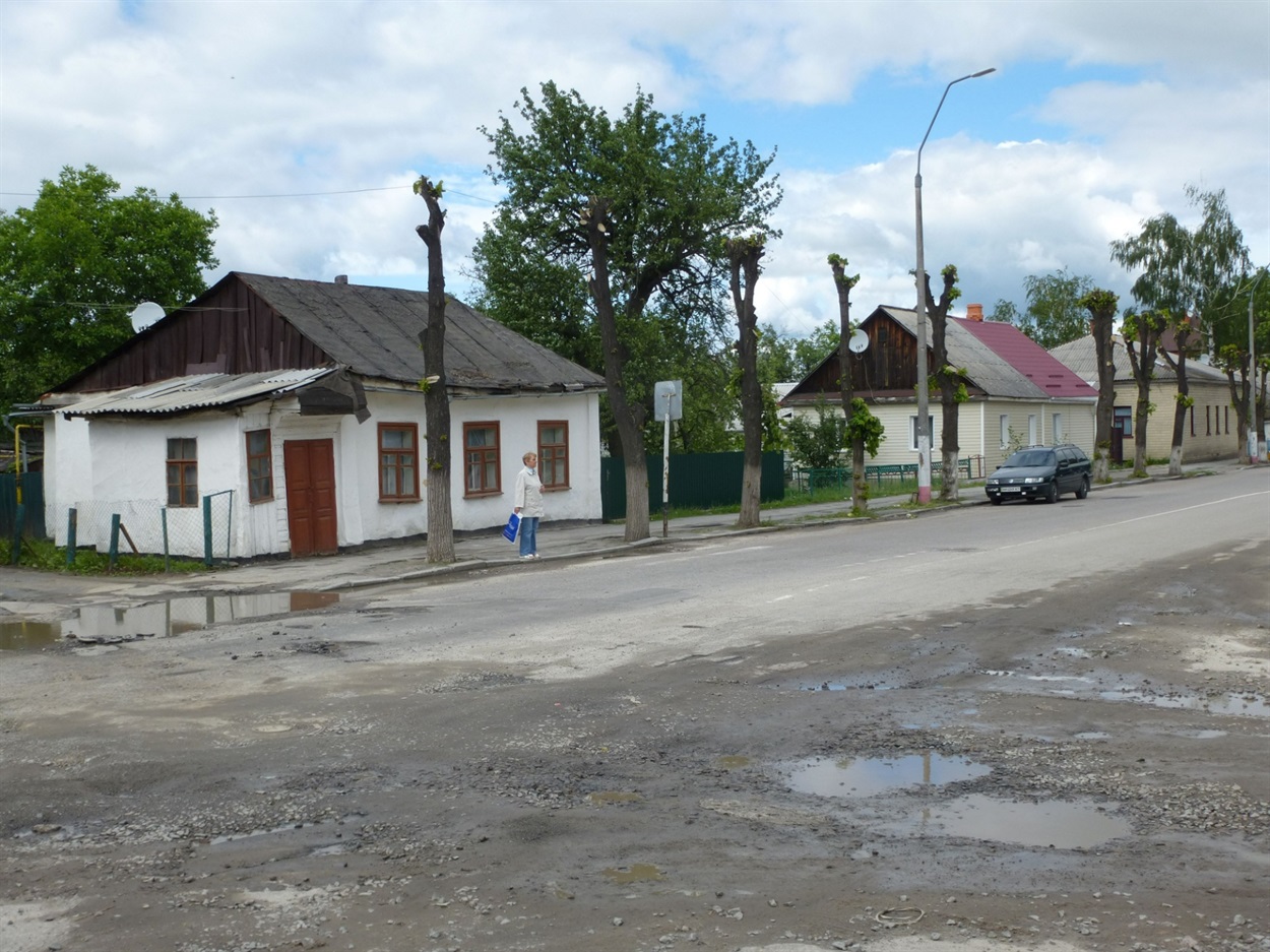 У подвір’ї ліворуч від білого будиночка починався провулок-прохід до вул. Щорса