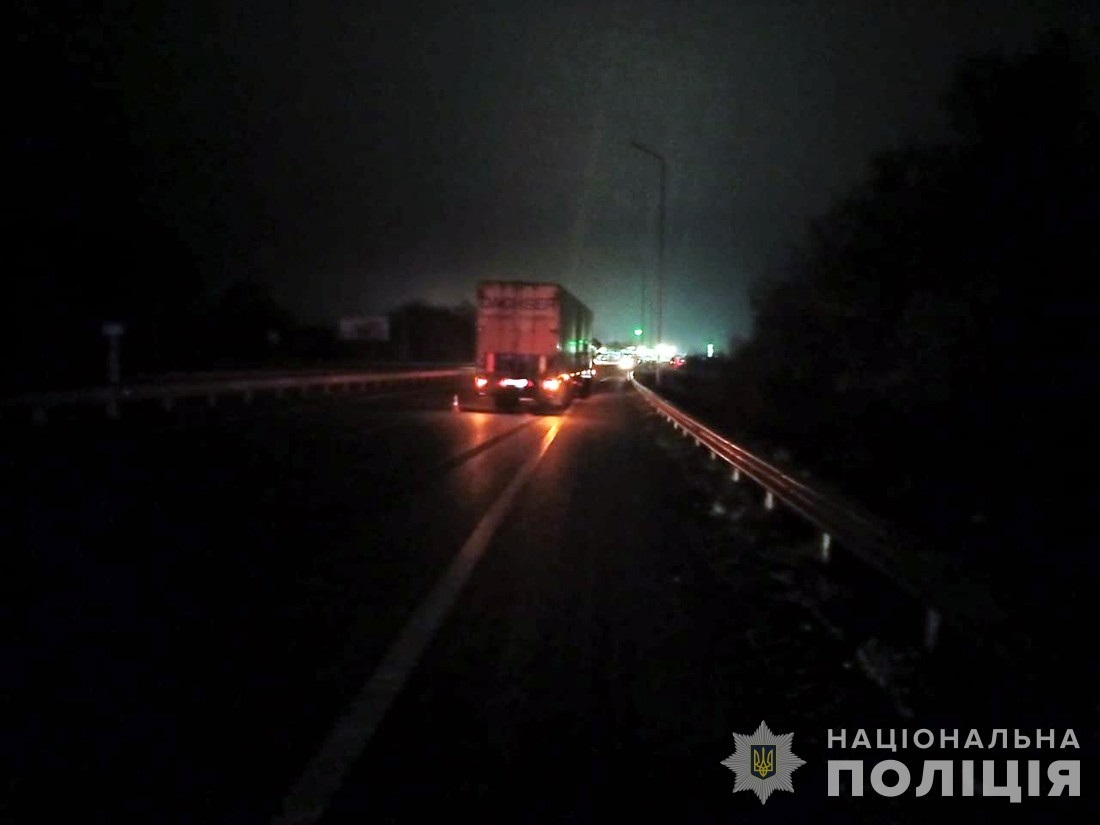Фото місця ДТП на трасі Київ-Чоп, де сталася смертельна аварія у Звягельському районі