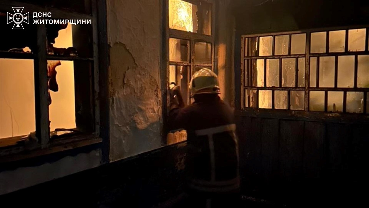 Пожежа в дерев’яному будинку Звягельського району: подробиці від ДСНС