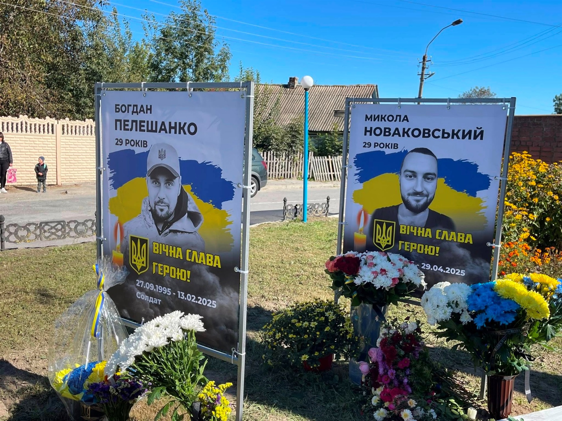 В Суслах та Івашківці на Алеях Слави Героїв додали банери з портретами загиблих воїнів