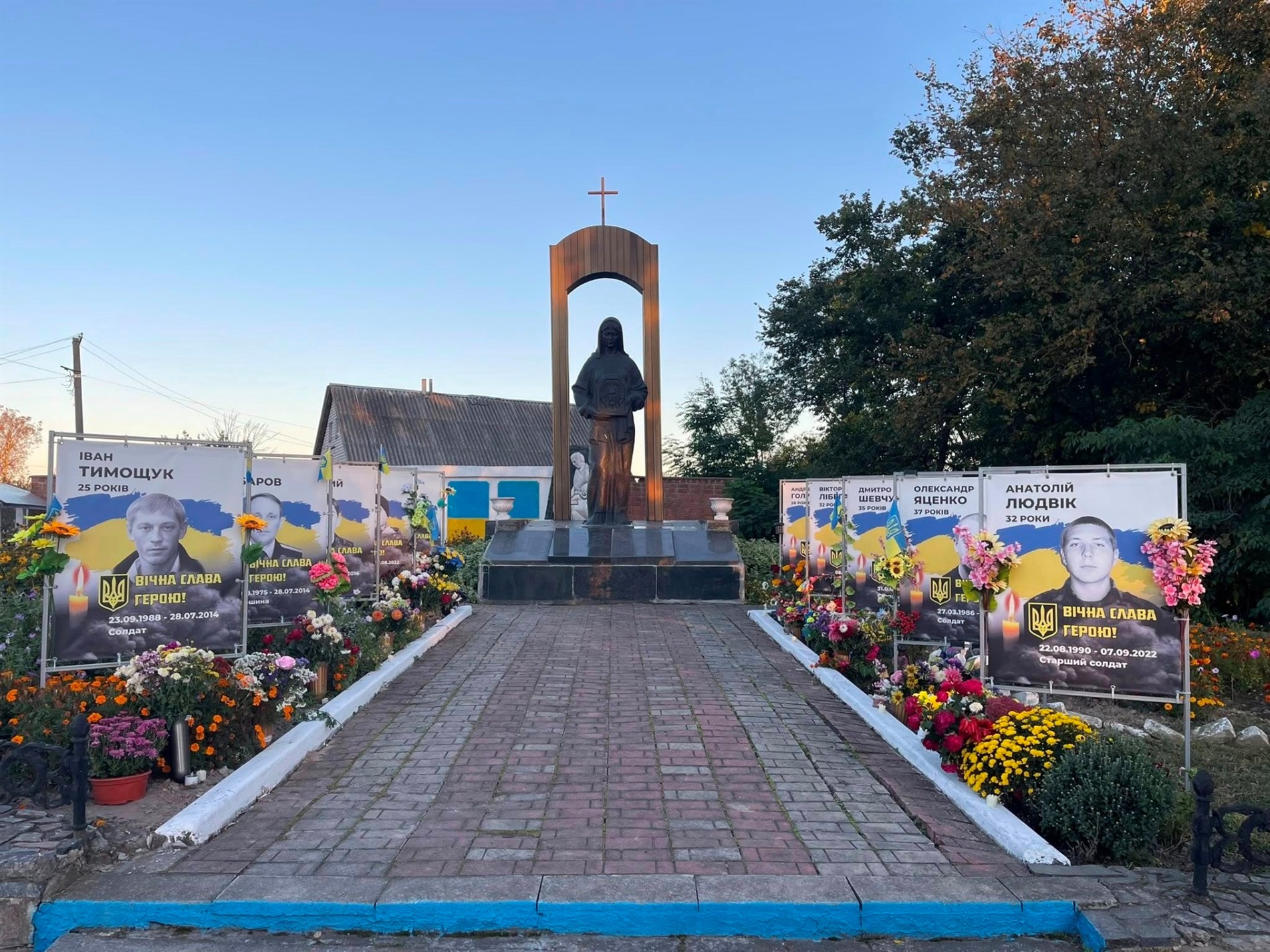 В Суслах та Івашківці на Алеях Слави Героїв додали банери з портретами загиблих воїнів