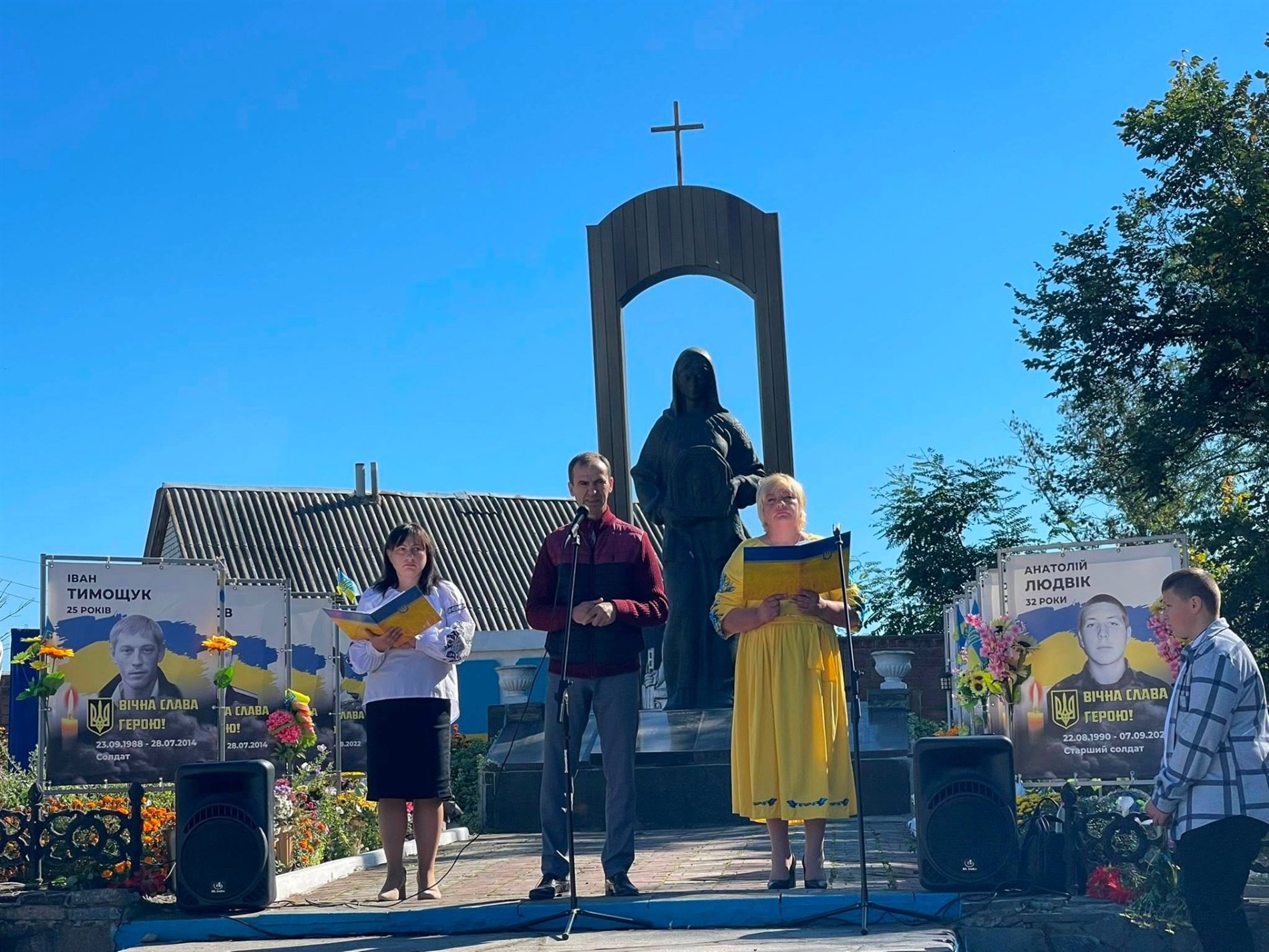 В Суслах та Івашківці на Алеях Слави Героїв додали банери з портретами загиблих воїнів