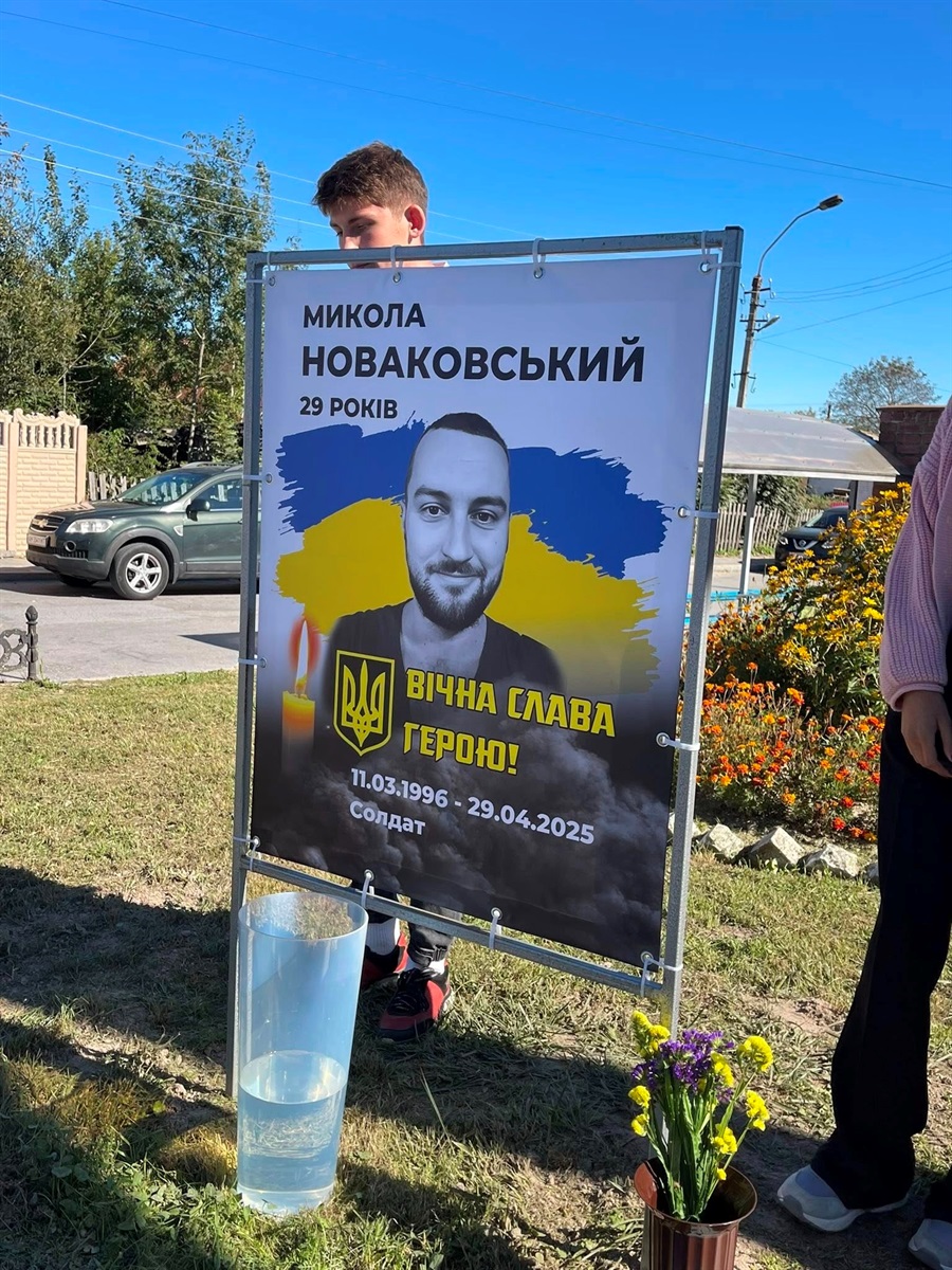 В Суслах та Івашківці на Алеях Слави Героїв додали банери з портретами загиблих воїнів