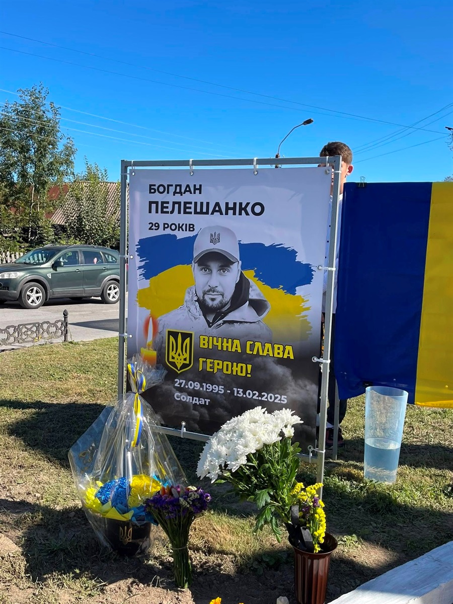 В Суслах та Івашківці на Алеях Слави Героїв додали банери з портретами загиблих воїнів