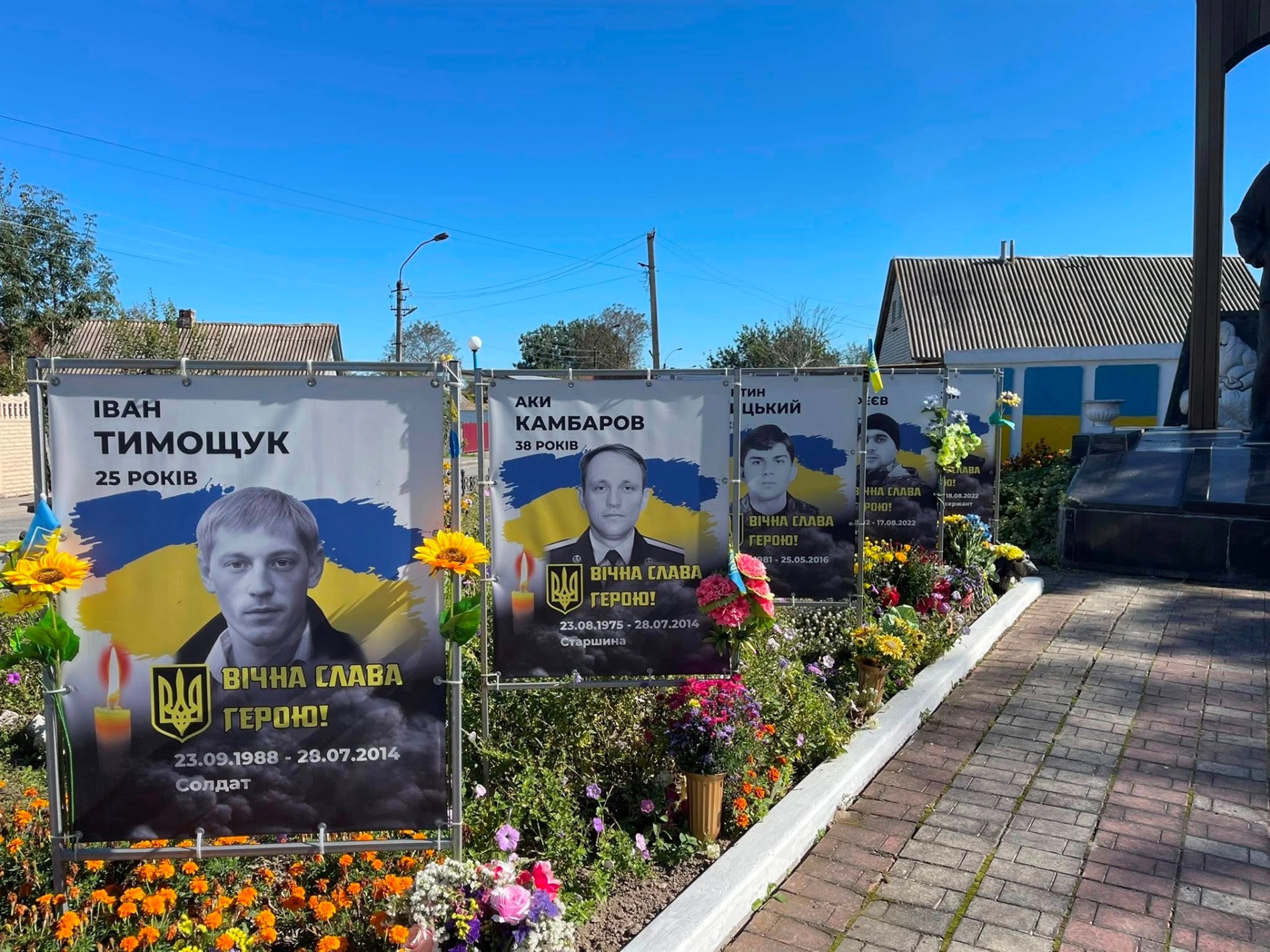 В Суслах та Івашківці на Алеях Слави Героїв додали банери з портретами загиблих воїнів