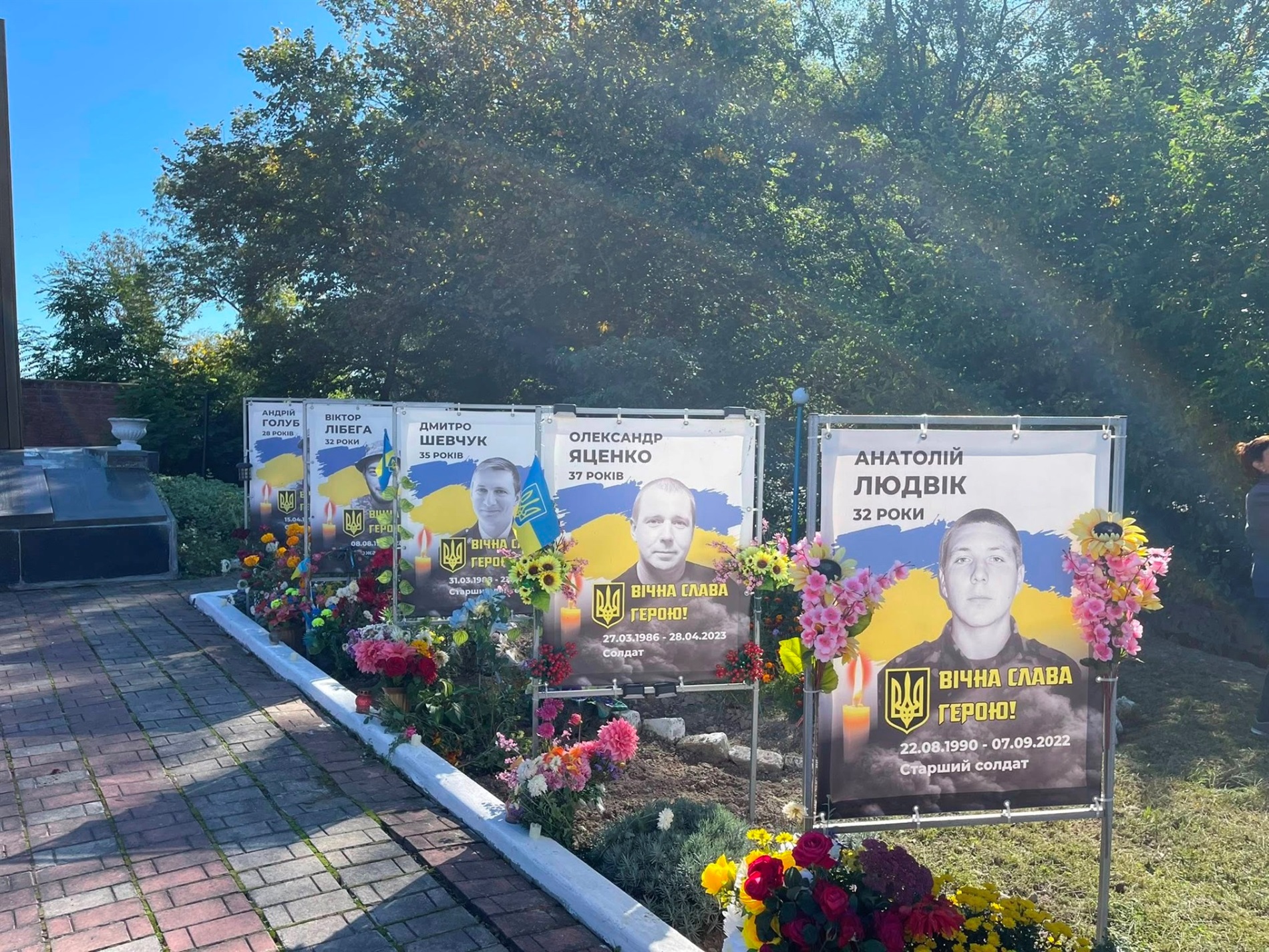 В Суслах та Івашківці на Алеях Слави Героїв додали банери з портретами загиблих воїнів