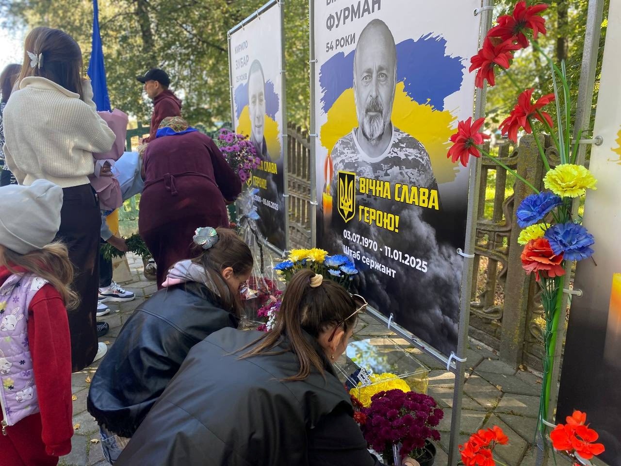 В Суслах та Івашківці на Алеях Слави Героїв додали банери з портретами загиблих воїнів