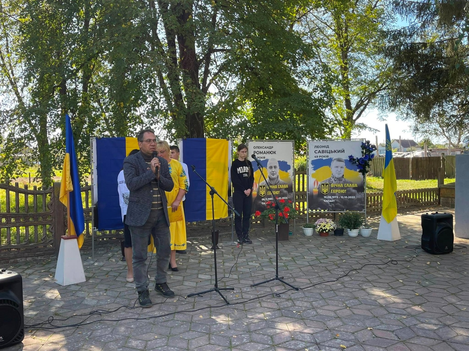 В Суслах та Івашківці на Алеях Слави Героїв додали банери з портретами загиблих воїнів