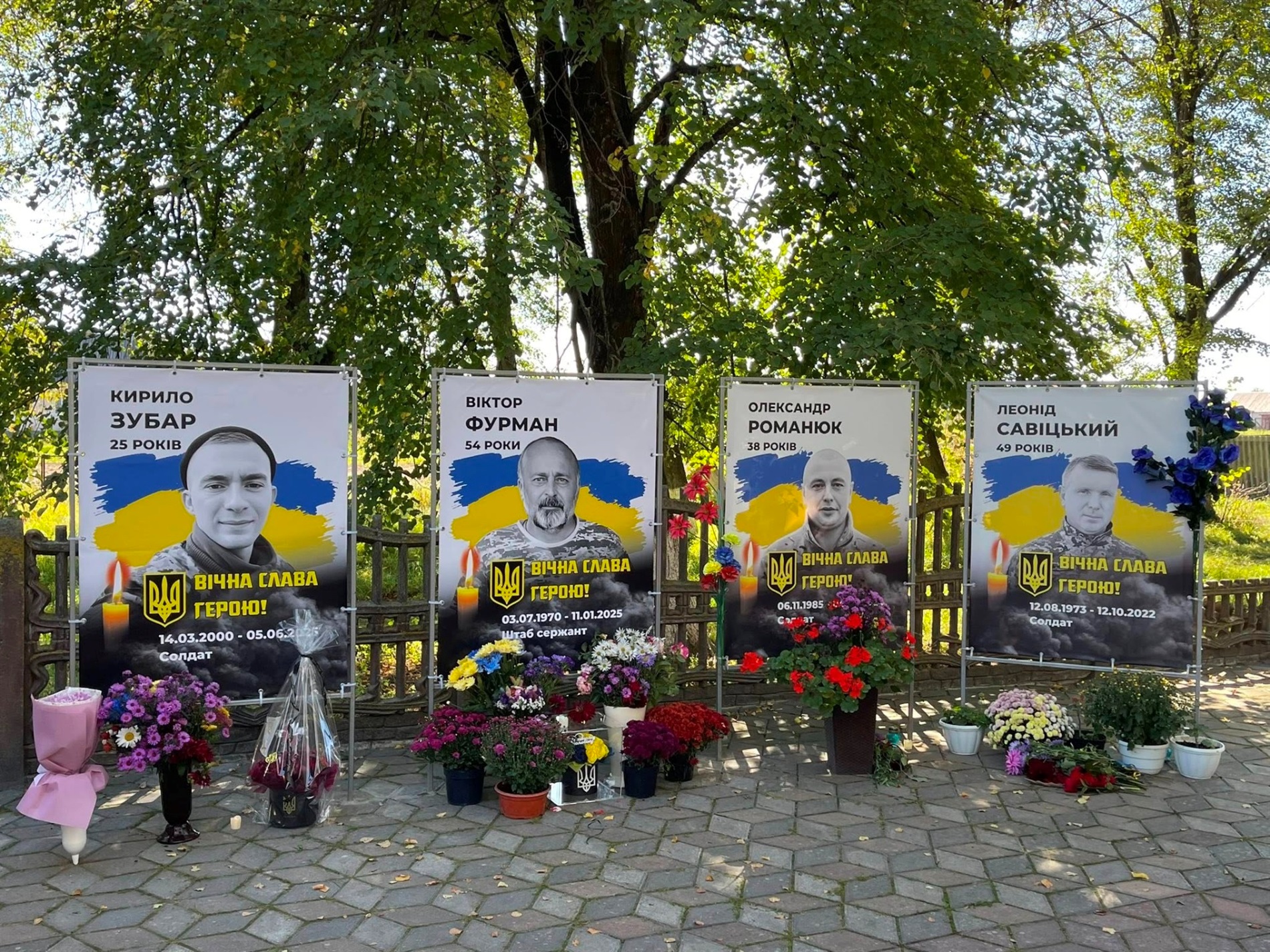 В Суслах та Івашківці на Алеях Слави Героїв додали банери з портретами загиблих воїнів