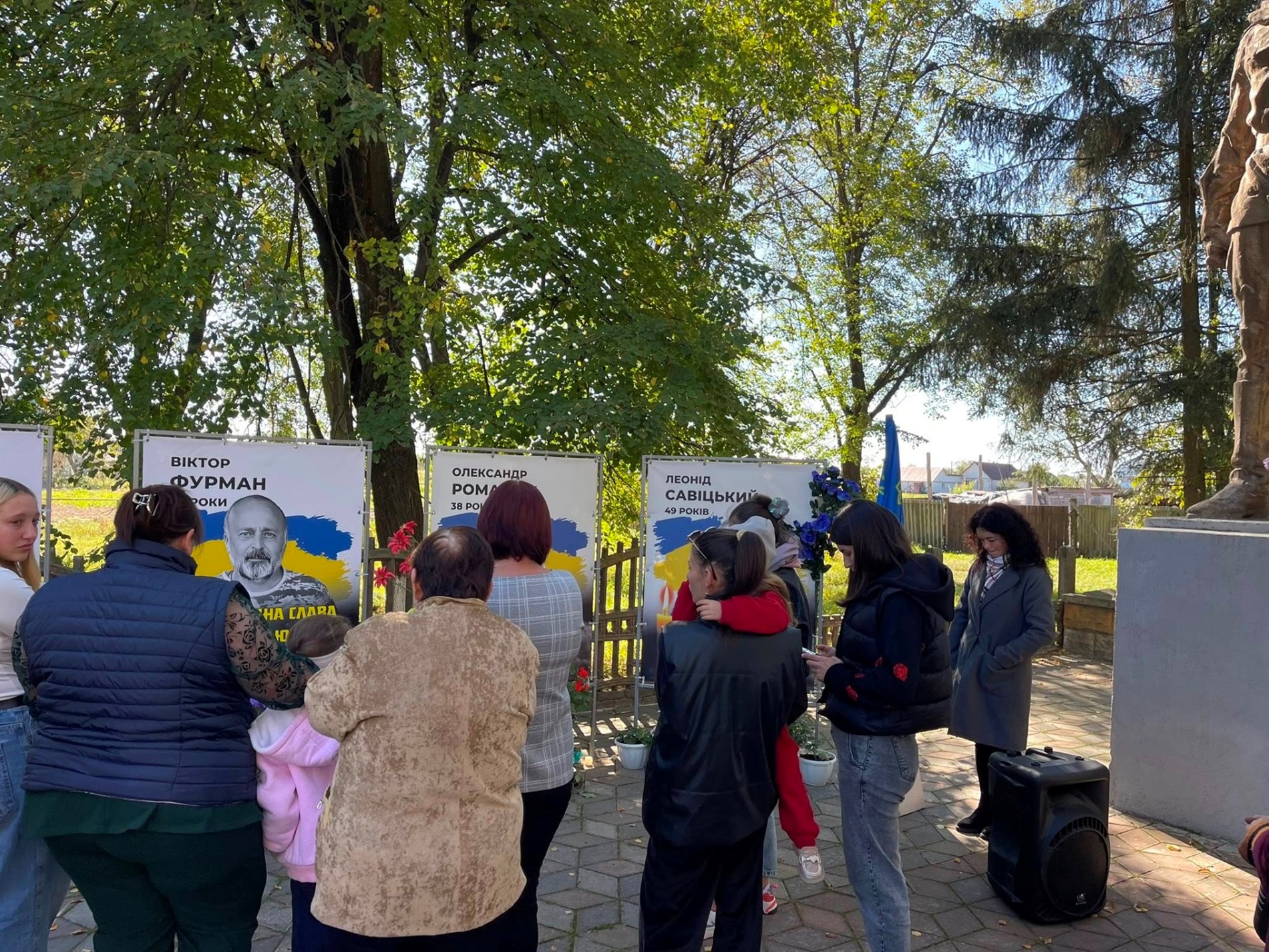 В Суслах та Івашківці на Алеях Слави Героїв додали банери з портретами загиблих воїнів