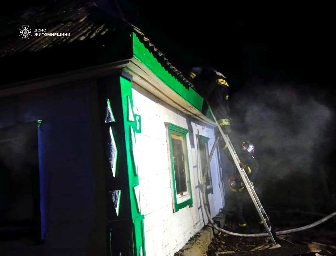 Тіла матері та сина виявили рятувальники під час пожежі в будинку на Житомирщині