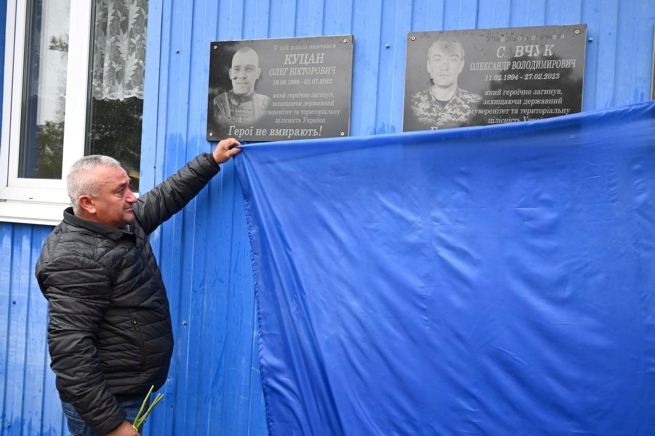 На фасаді школи на Звягельщині встановили меморіальні дошки чотирьом випускникам
