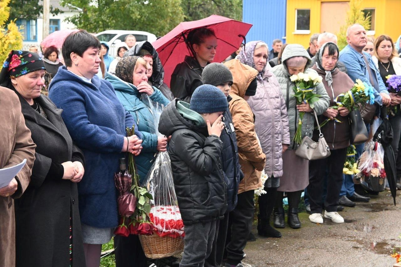 На фасаді школи на Звягельщині встановили меморіальні дошки чотирьом випускникам