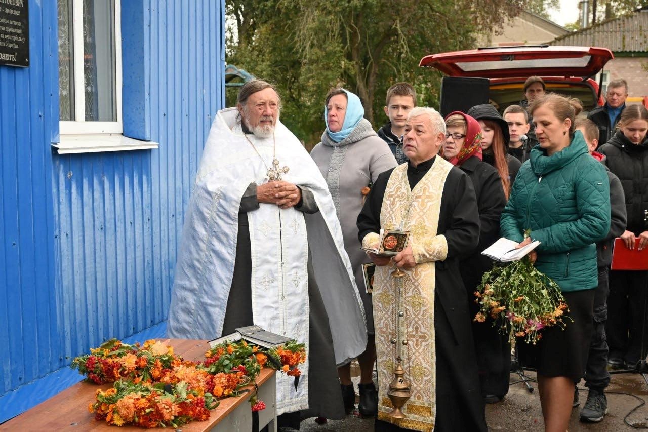 На фасаді школи на Звягельщині встановили меморіальні дошки чотирьом випускникам