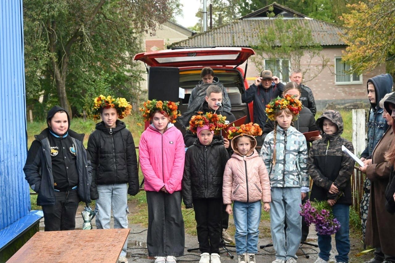 На фасаді школи на Звягельщині встановили меморіальні дошки чотирьом випускникам