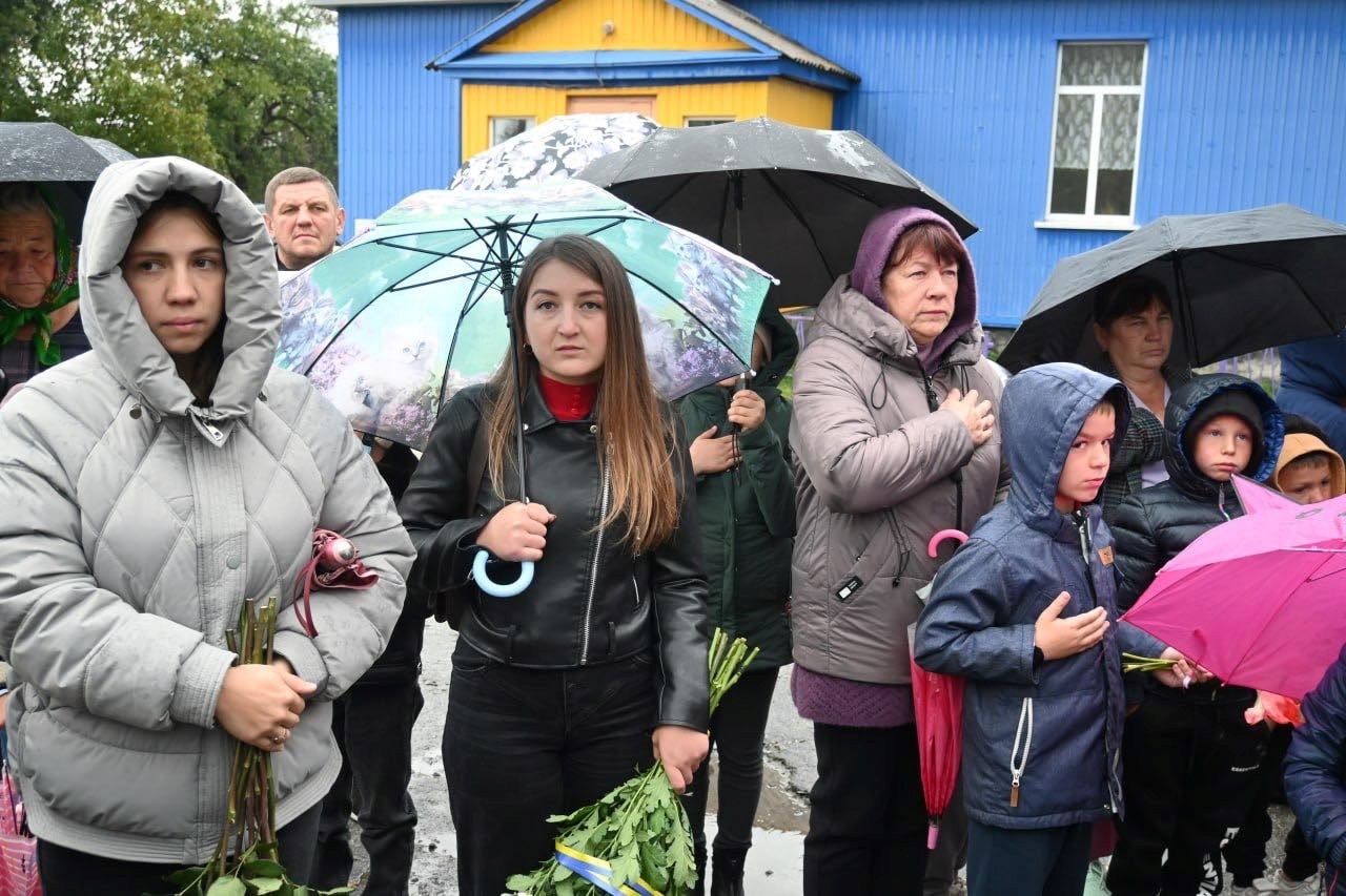 На фасаді школи на Звягельщині встановили меморіальні дошки чотирьом випускникам
