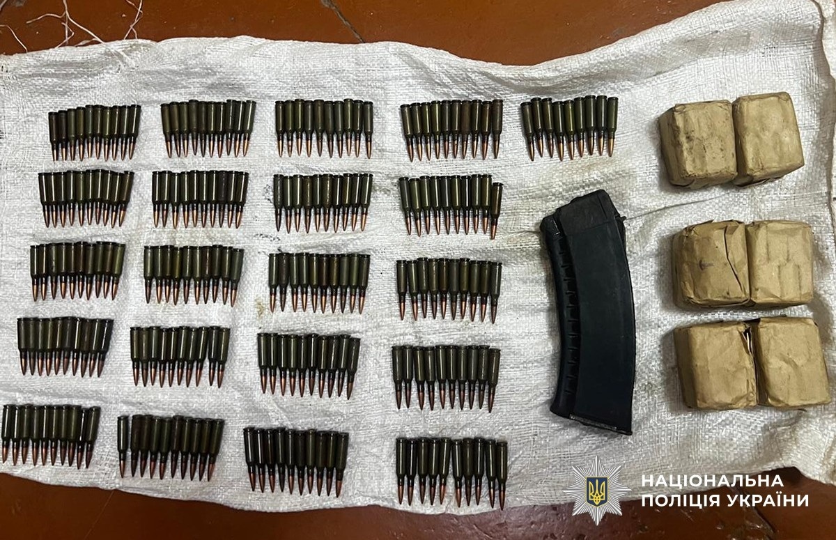 Автомат Калашникова та сотні набоїв: на Звягельщині чоловік продавав зброю