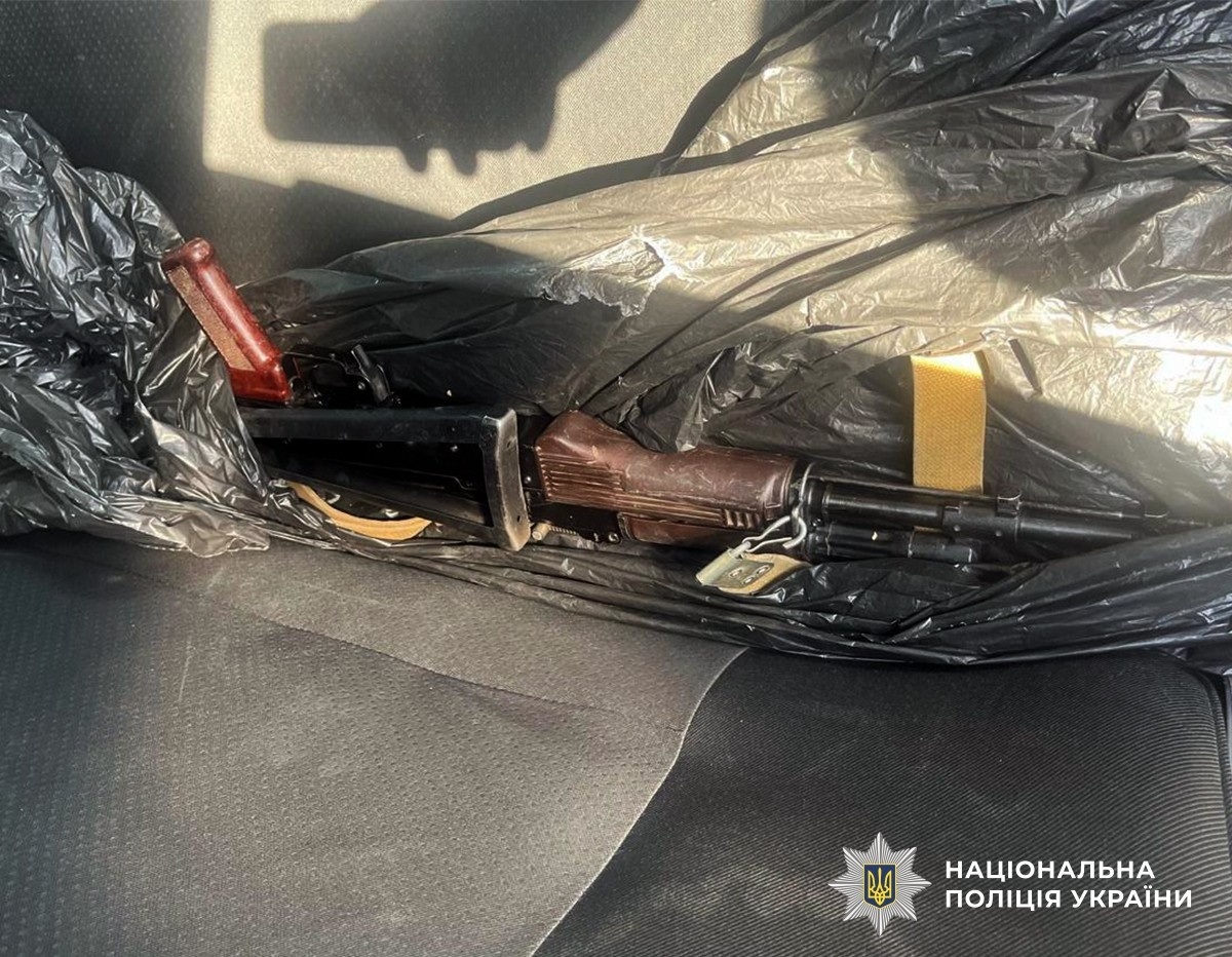Автомат Калашникова та сотні набоїв: на Звягельщині чоловік продавав зброю