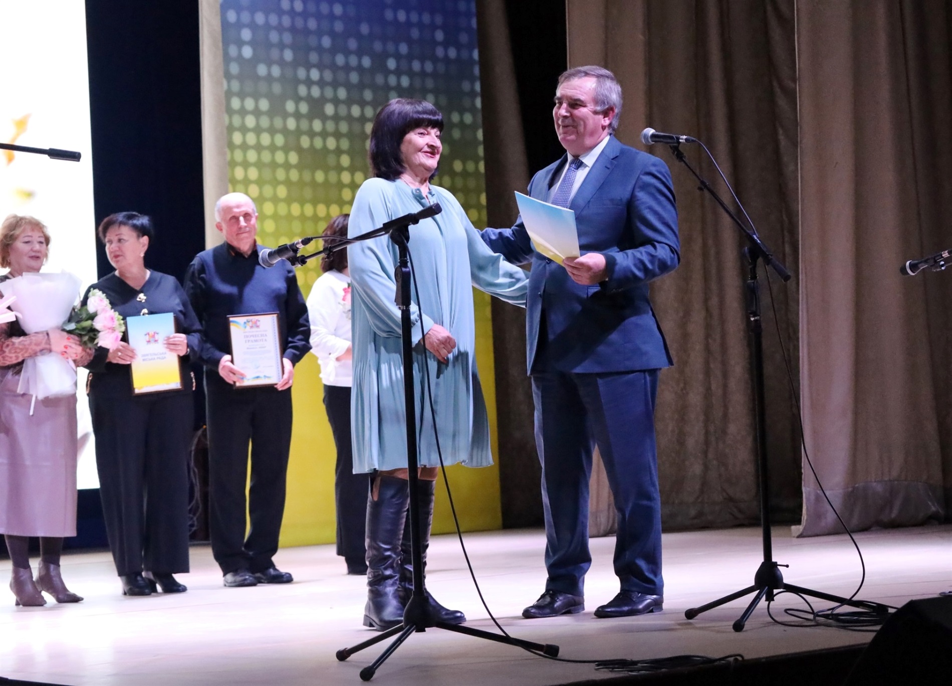 У Звягелі урочисто відсвяткували День працівників освіти: хто отримав відзнаки