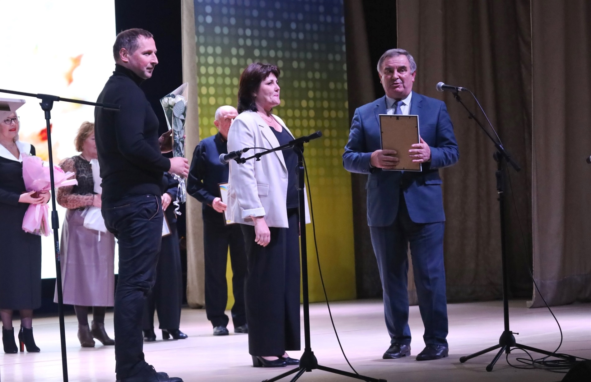 У Звягелі урочисто відсвяткували День працівників освіти: хто отримав відзнаки