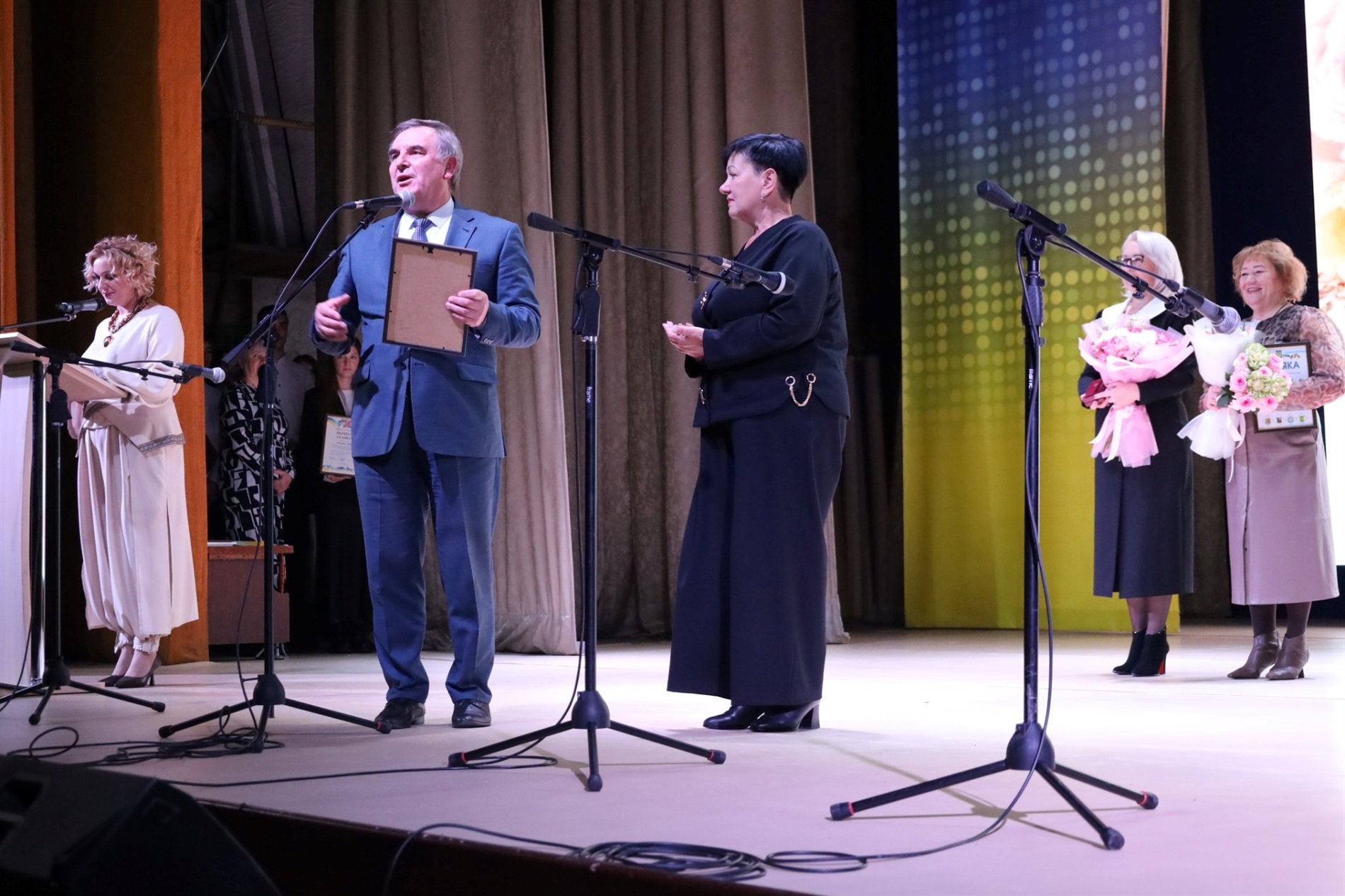 У Звягелі урочисто відсвяткували День працівників освіти: хто отримав відзнаки