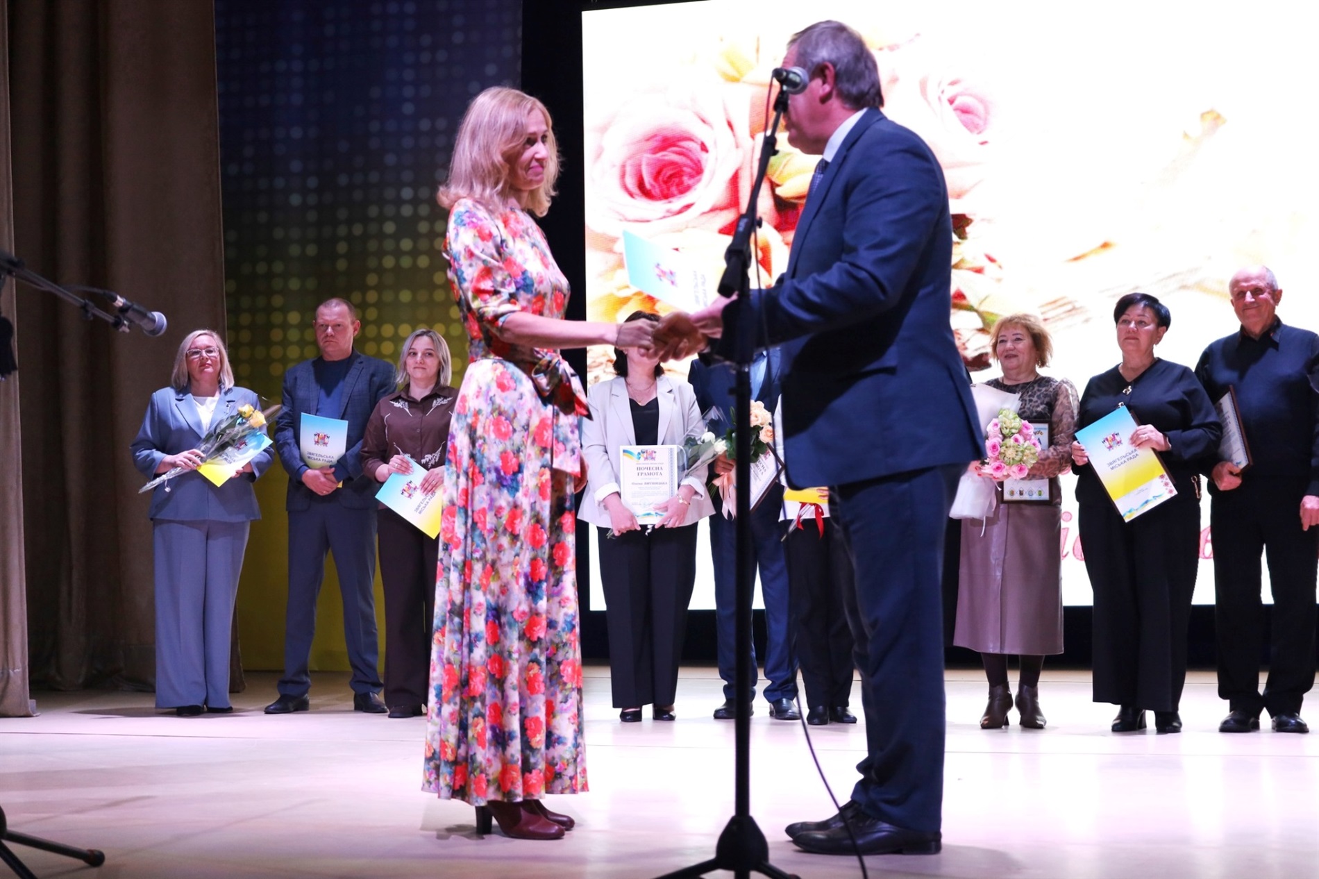 У Звягелі урочисто відсвяткували День працівників освіти: хто отримав відзнаки