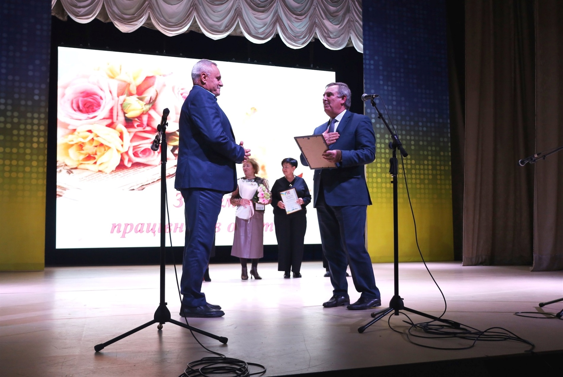У Звягелі урочисто відсвяткували День працівників освіти: хто отримав відзнаки