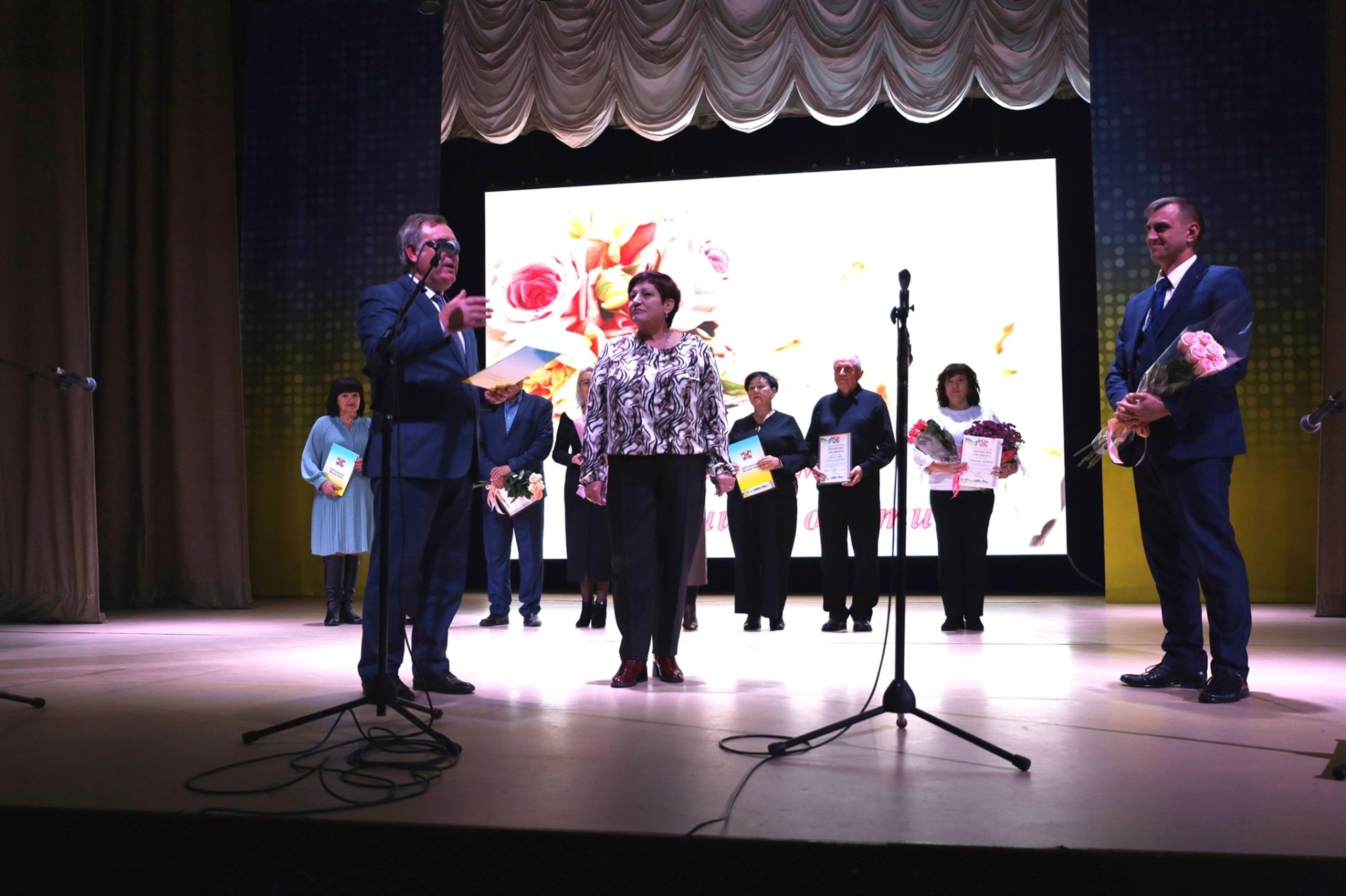 У Звягелі урочисто відсвяткували День працівників освіти: хто отримав відзнаки