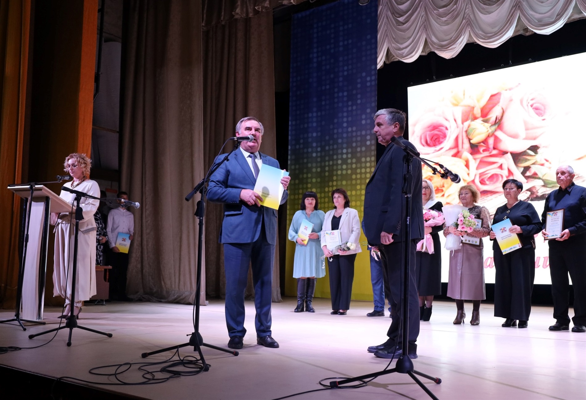 У Звягелі урочисто відсвяткували День працівників освіти: хто отримав відзнаки