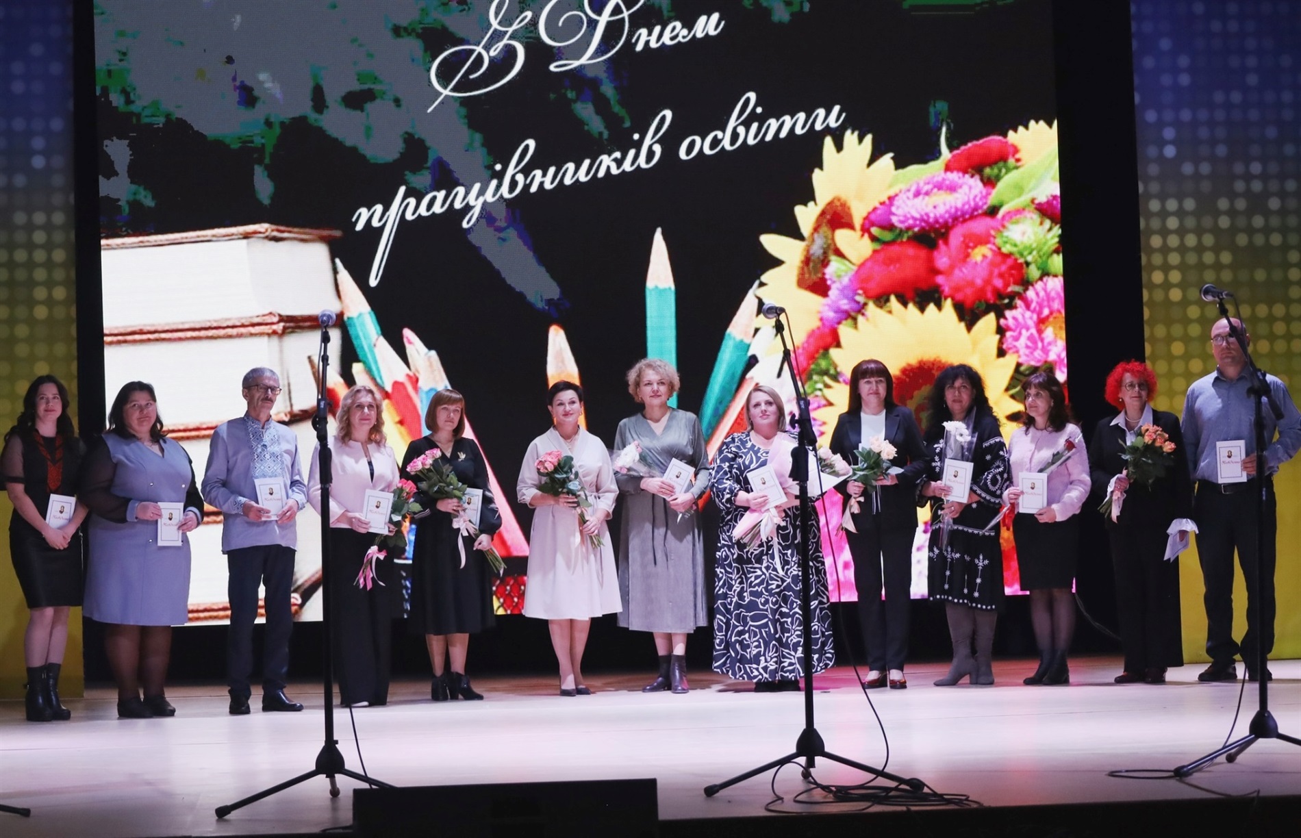 У Звягелі урочисто відсвяткували День працівників освіти: хто отримав відзнаки