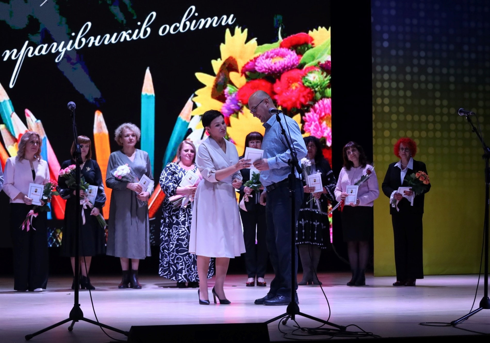 У Звягелі урочисто відсвяткували День працівників освіти: хто отримав відзнаки