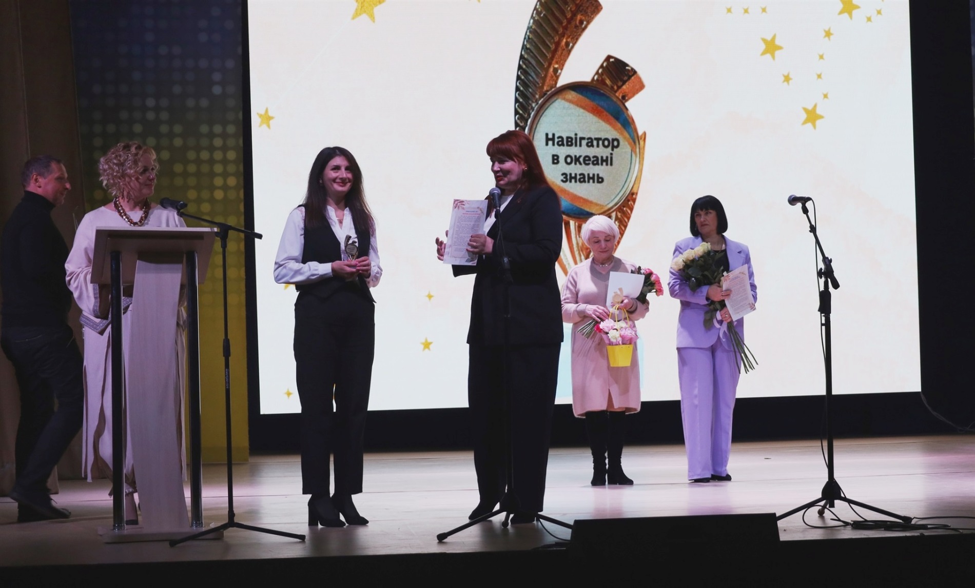 У Звягелі урочисто відсвяткували День працівників освіти: хто отримав відзнаки