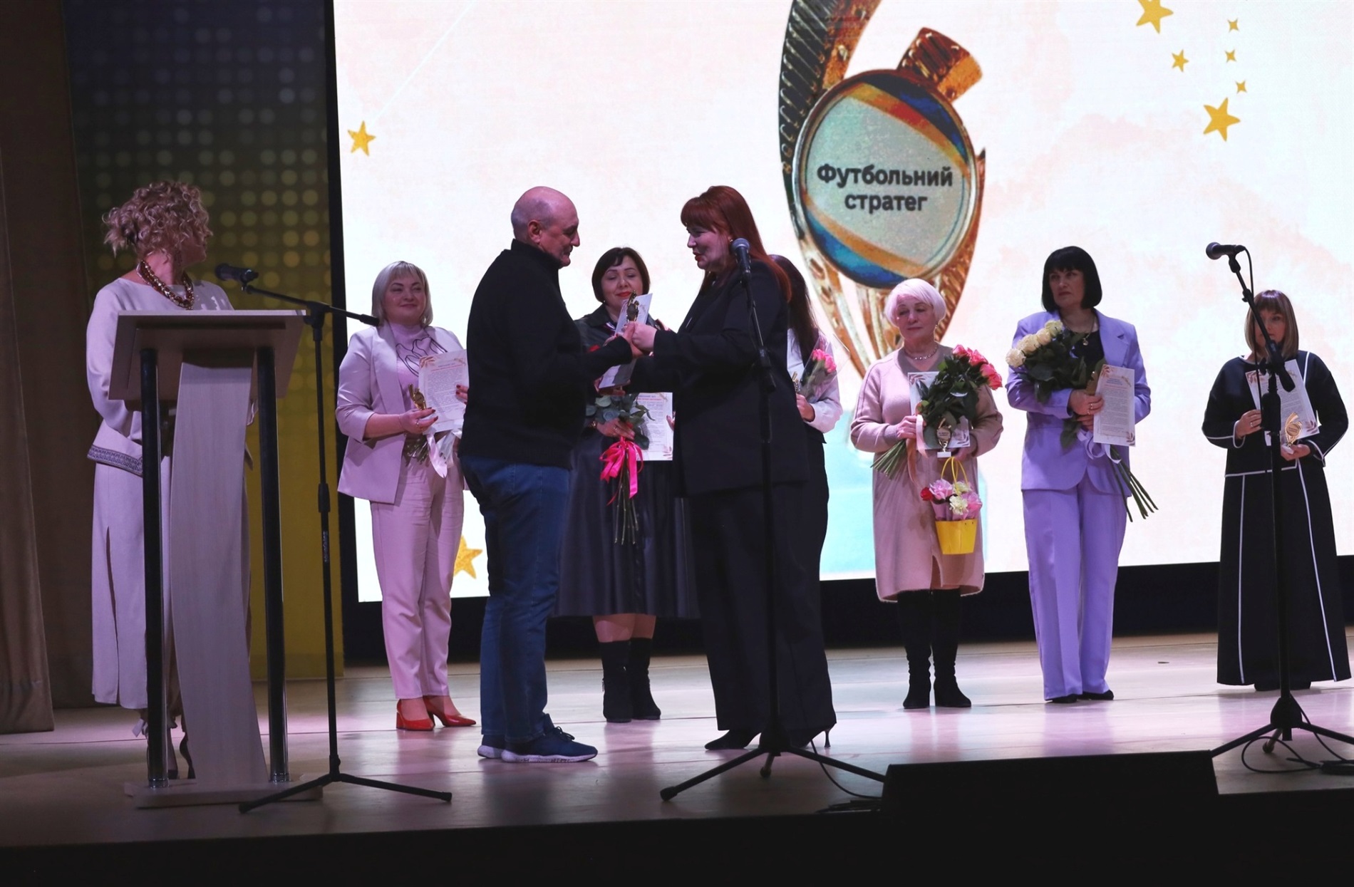 У Звягелі урочисто відсвяткували День працівників освіти: хто отримав відзнаки