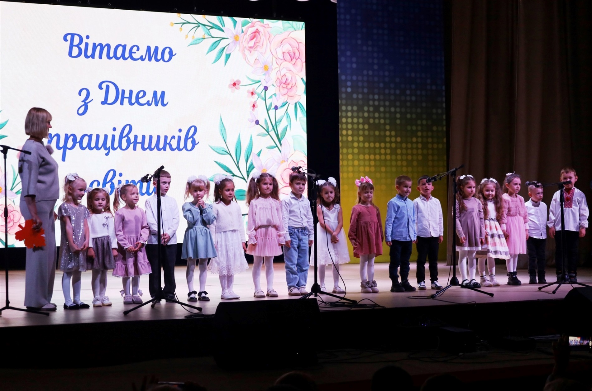 У Звягелі урочисто відсвяткували День працівників освіти: хто отримав відзнаки