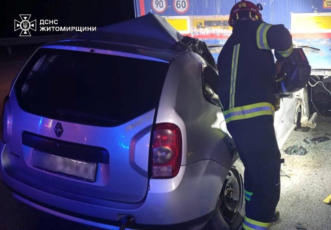 Смертельна ДТП на Житомирщині: тіла загиблих та постраждалого деблокували рятувальники