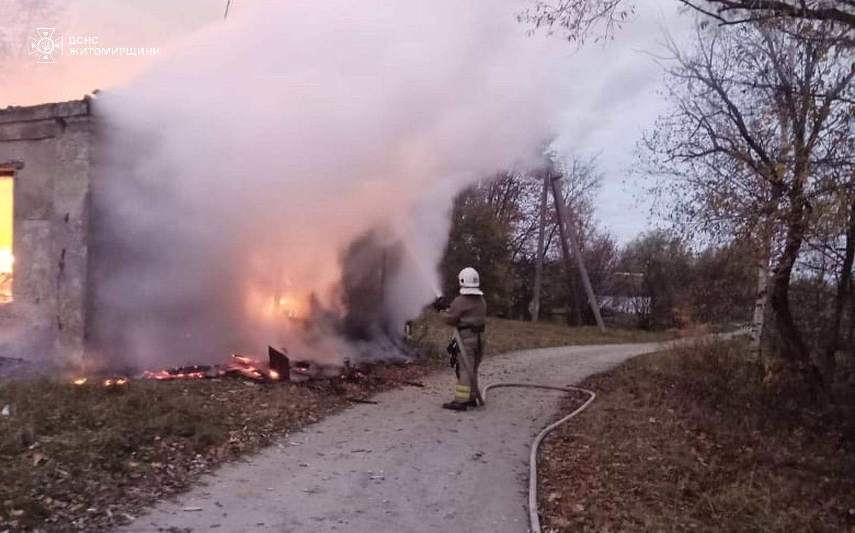 Рятувальники понад дві години гасили пожежу в будівлі на Звягельщині
