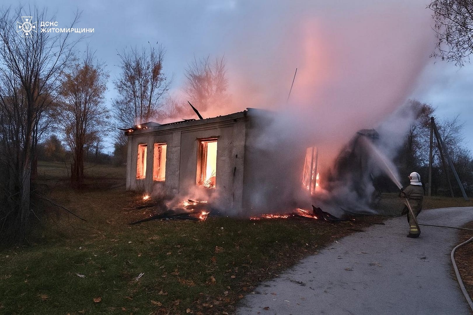 Рятувальники понад дві години гасили пожежу в будівлі на Звягельщині