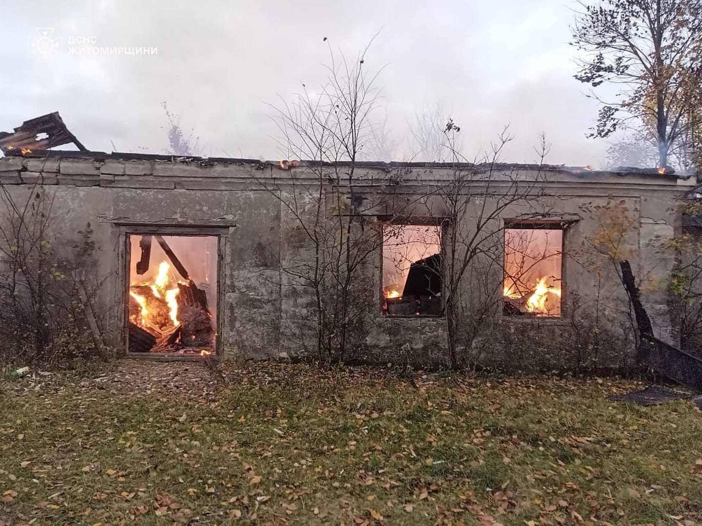 Рятувальники понад дві години гасили пожежу в будівлі на Звягельщині