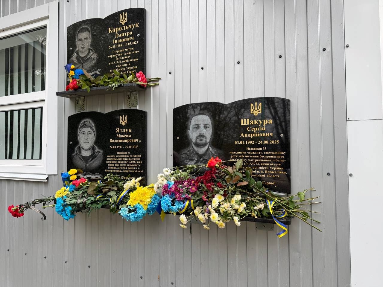 У Жолобному відкрили меморіальні дошки двом загиблим Захисникам – Сергію Шакурі та Максиму Ятлуку